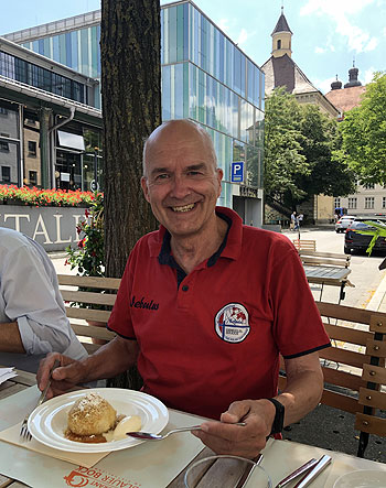 Marillenknödel mit Vanilleeis im August 2021 als Dessert beim 4 Gänge Menü für #daheimgebliebene (©Foto: Martin Schmitz)